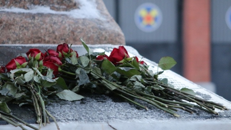 Возложение цветов в память о погибших на шахте «Есаульская»