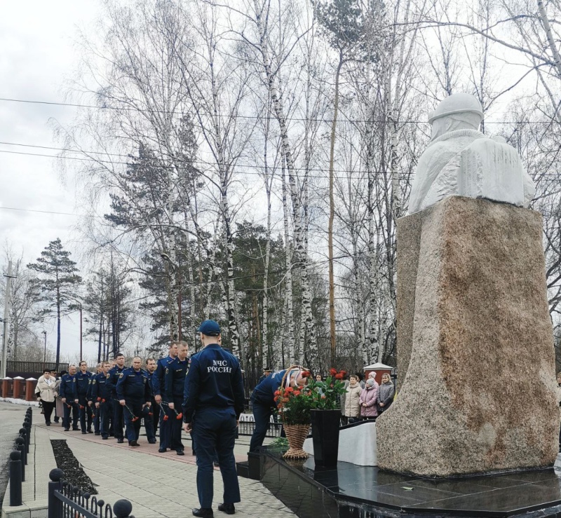 Возложение цветов к монументам погибших горноспасателей в Кемеровской области – Кузбассе