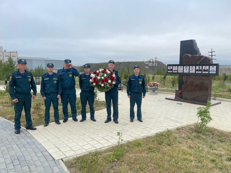 Возложение цветов в память о погибших на шахте «Мир»