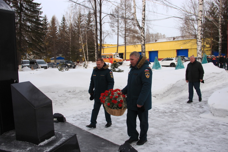 Возложение цветов в память о погибших на шахте «им. Ворошилова»