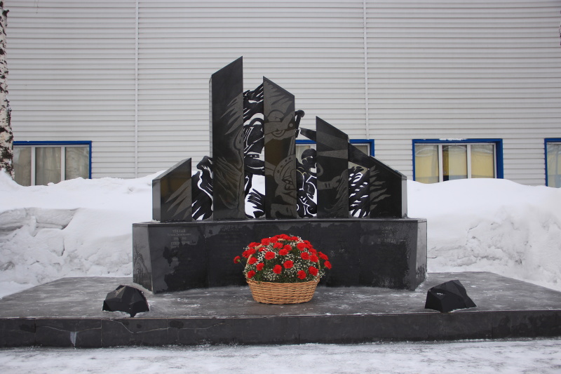 Возложение цветов в память о погибших на шахте «им. Ворошилова»