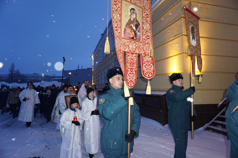 Пасхальное богослужение и крестный ход в Норильске