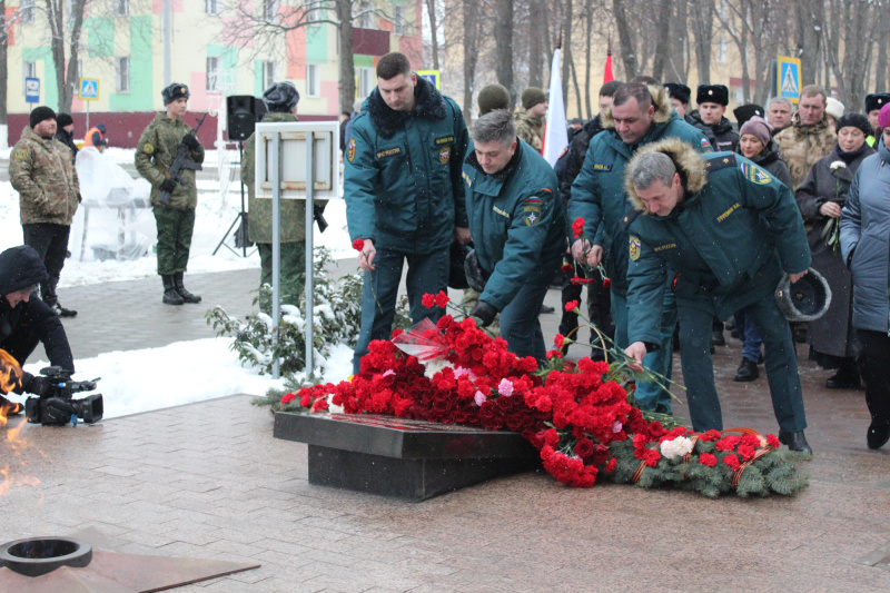 Возложение цветов к Вечному огню памятника неизвестного солдата