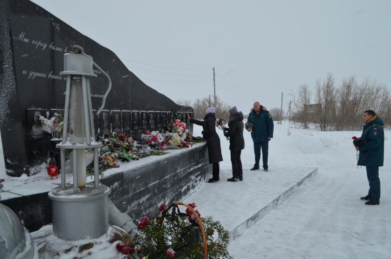 Возложение цветов в память о погибших на шахте «Северная» АО «Воркутауголь»