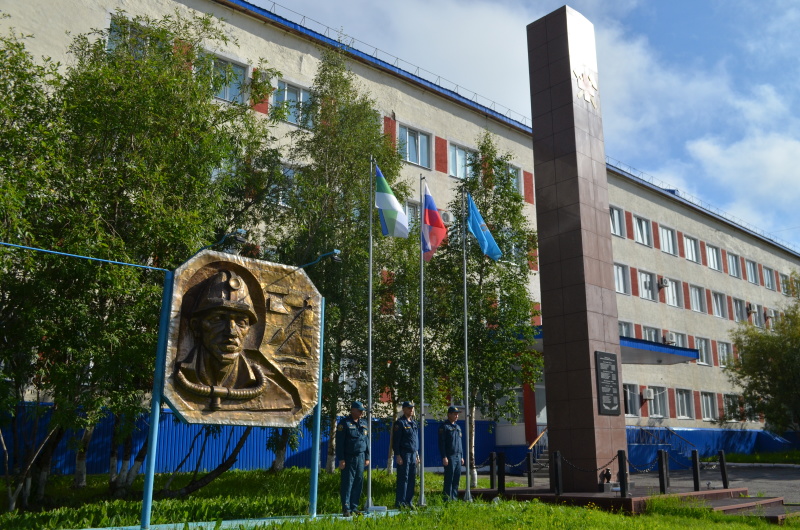 Торжественное поднятие флага в честь Дня Государственного флага Российской Федерации Торжественное поднятие флага в честь Дня Государственного флага Российской Федерации