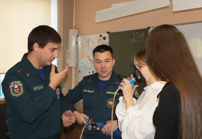 Горноспасатели рассказали магаданским старшеклассникам о своей работе