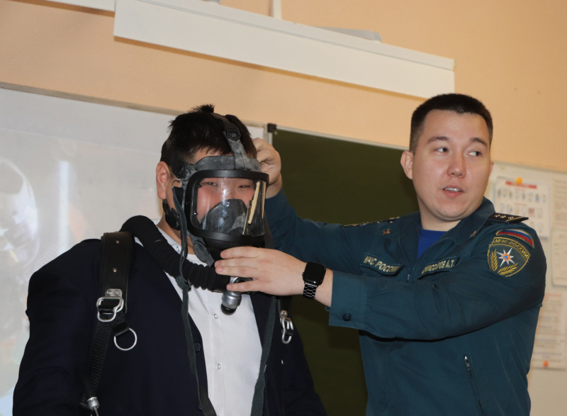 Горноспасатели рассказали магаданским старшеклассникам о своей работе