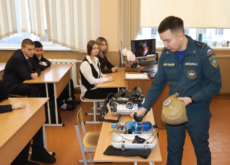 Горноспасатели рассказали магаданским старшеклассникам о своей работе