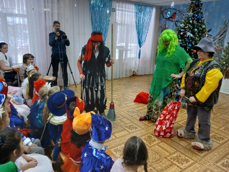 Новогоднее чудо от ВГСЧ: горноспасатели поздравили воспитанников центра «Радуга»