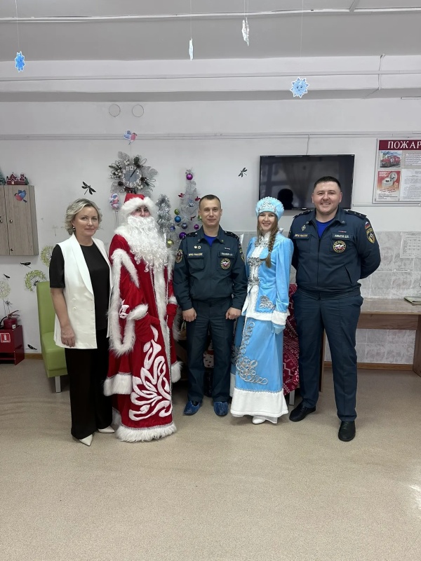 Новогоднее чудо от ВГСЧ: горноспасатели поздравили воспитанников центра «Радуга»