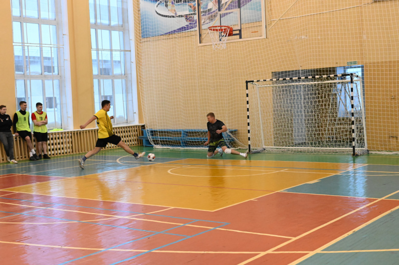 В Воркуте состоялся товарищеский матч по мини-футболу в честь 35-летия МЧС России