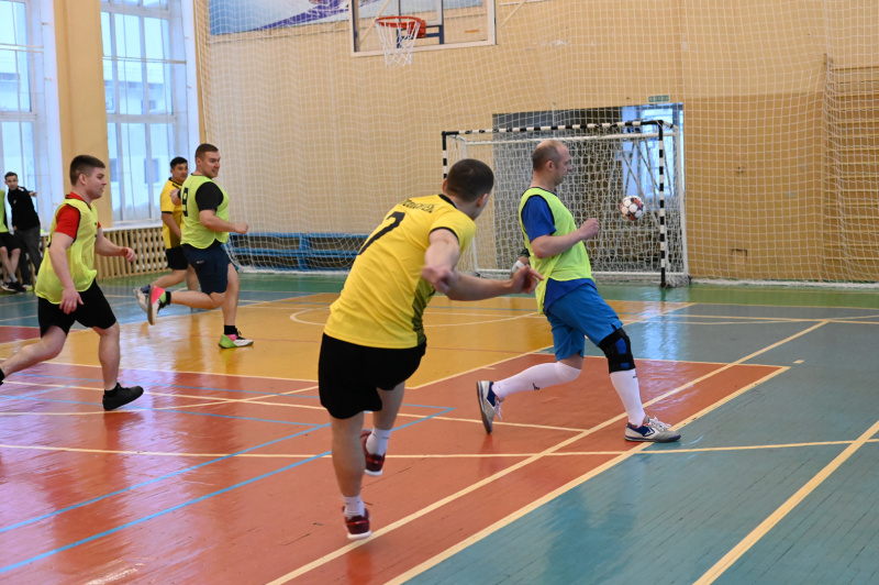 В Воркуте состоялся товарищеский матч по мини-футболу в честь 35-летия МЧС России