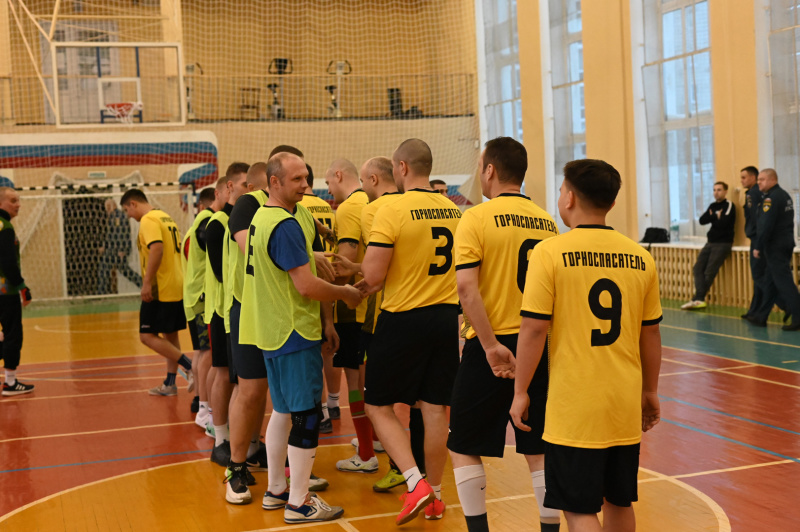 В Воркуте состоялся товарищеский матч по мини-футболу в честь 35-летия МЧС России