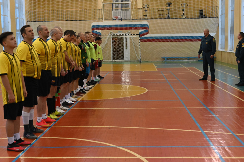 В Воркуте состоялся товарищеский матч по мини-футболу в честь 35-летия МЧС России