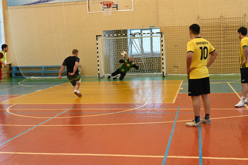 В Воркуте состоялся товарищеский матч по мини-футболу в честь 35-летия МЧС России