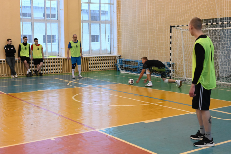 В Воркуте состоялся товарищеский матч по мини-футболу в честь 35-летия МЧС России