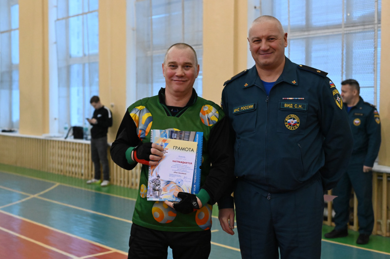 В Воркуте состоялся товарищеский матч по мини-футболу в честь 35-летия МЧС России