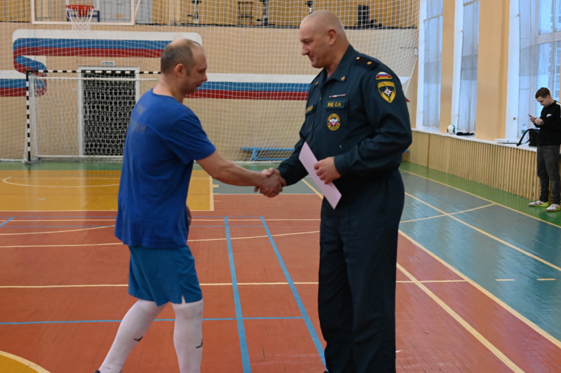 В Воркуте состоялся товарищеский матч по мини-футболу в честь 35-летия МЧС России