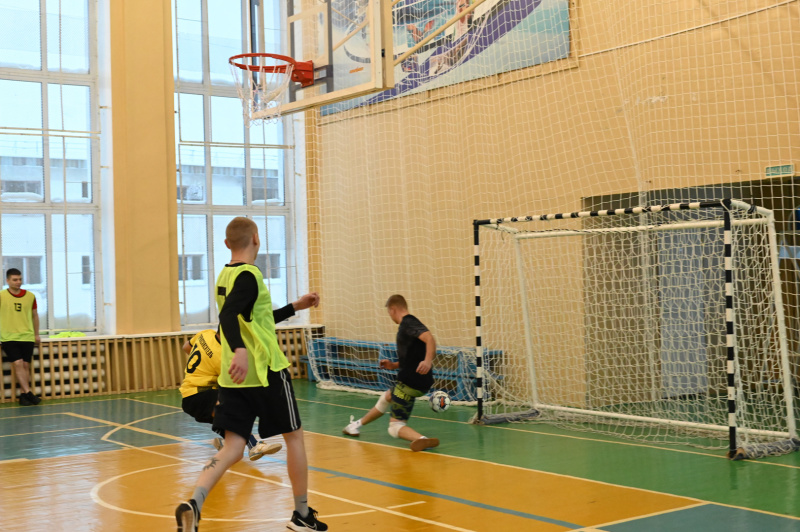 В Воркуте состоялся товарищеский матч по мини-футболу в честь 35-летия МЧС России