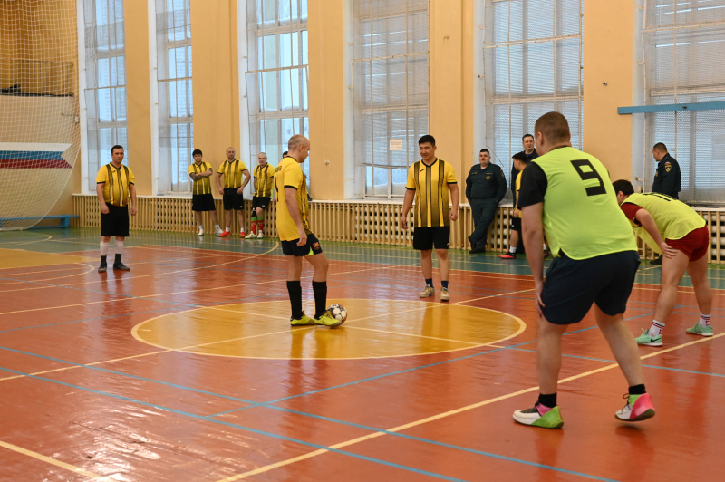 В Воркуте состоялся товарищеский матч по мини-футболу в честь 35-летия МЧС России