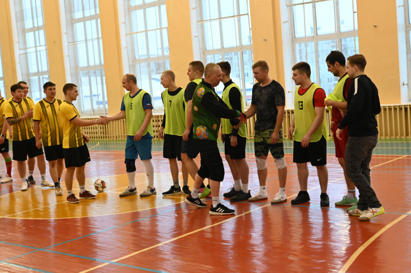 В Воркуте состоялся товарищеский матч по мини-футболу в честь 35-летия МЧС России