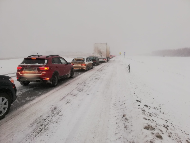 Копейские горноспасатели помогли на трассе семье участника СВО