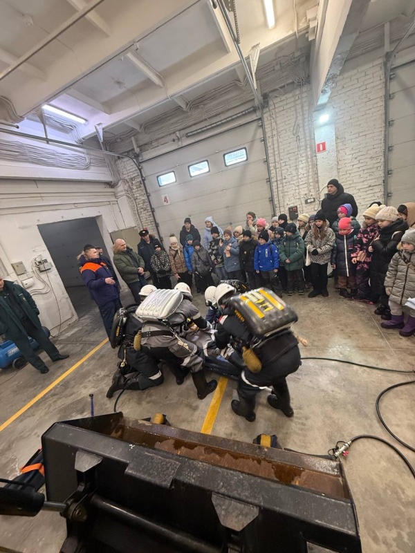 Спасатели ВГСЧ провели урок безопасности для уральских школьников