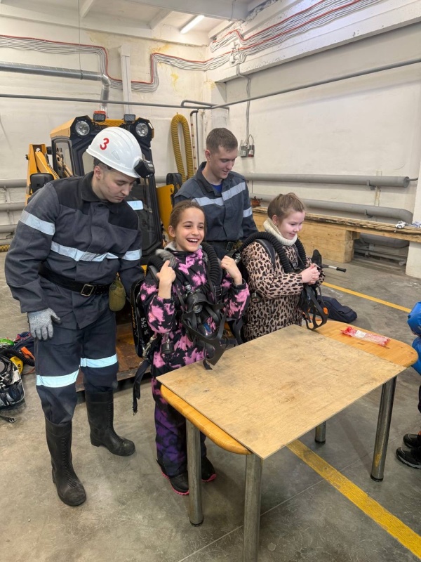 Спасатели ВГСЧ провели урок безопасности для уральских школьников