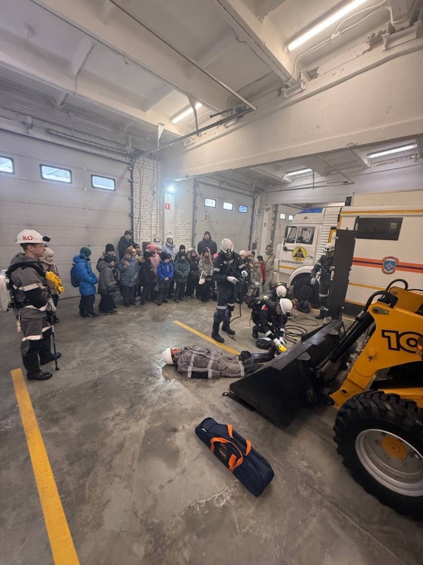 Спасатели ВГСЧ провели урок безопасности для уральских школьников