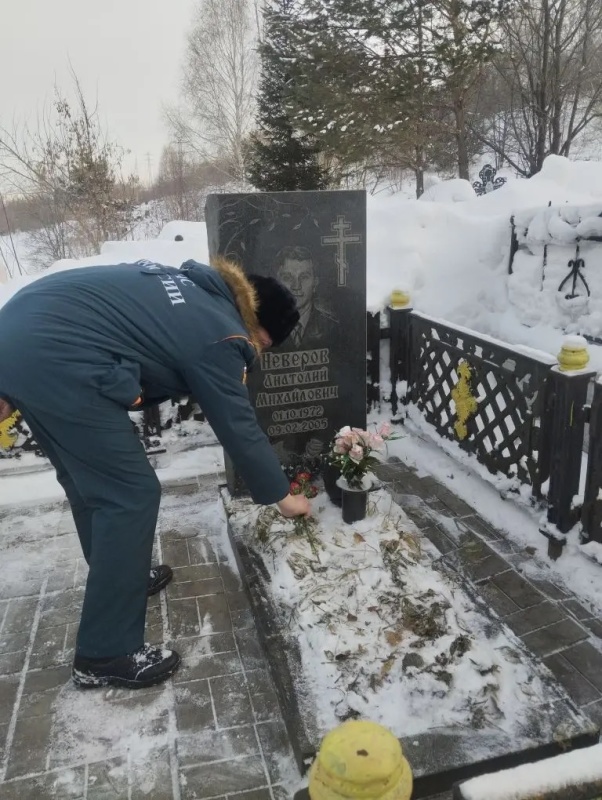 В Кузбассе почтили память горноспасателей, героически погибших при ликвидации аварии на шахте «Есаульская»