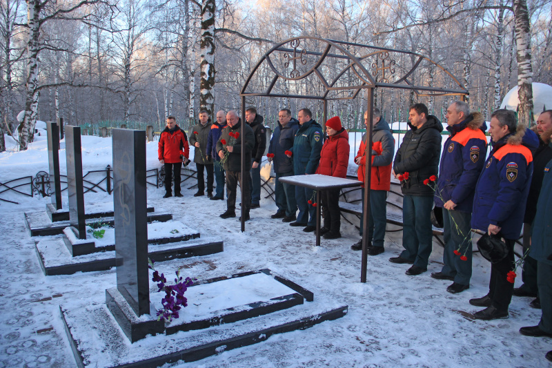 В Прокопьевске почтили память горноспасателей, погибших при исполнении служебного долга