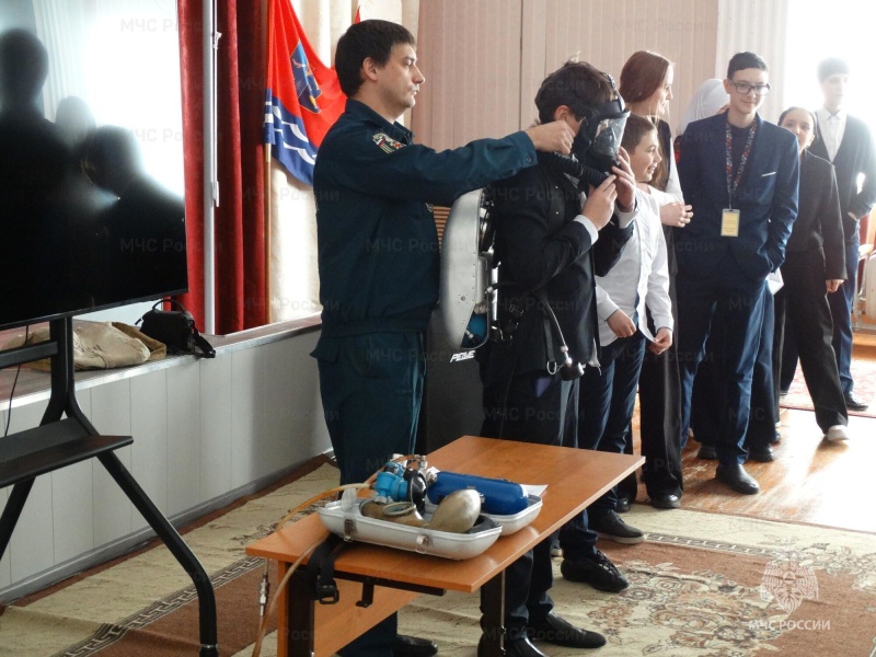 Урок мужества и профориентации: школьники узнали о профессии горноспасателя