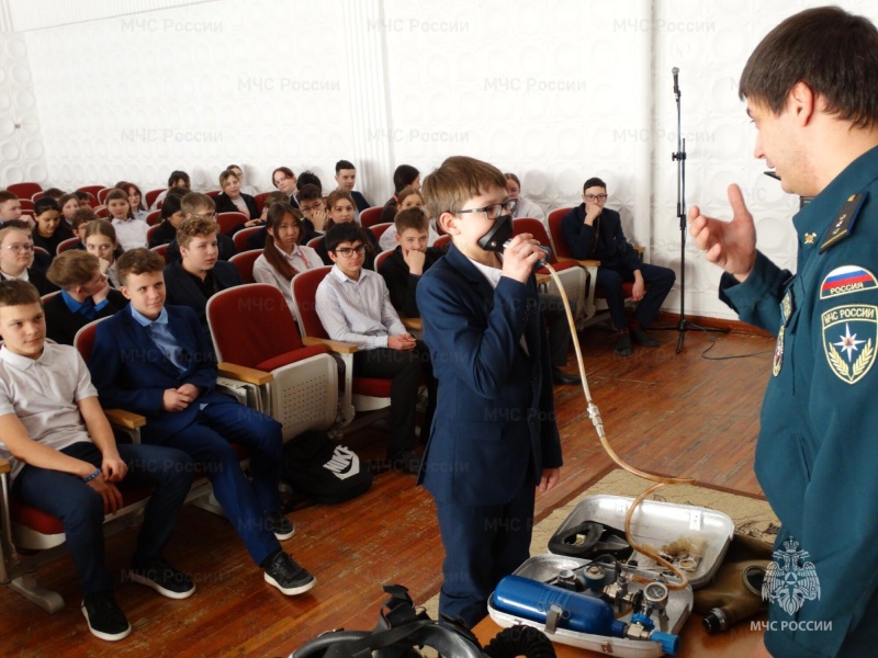 Урок мужества и профориентации: школьники узнали о профессии горноспасателя