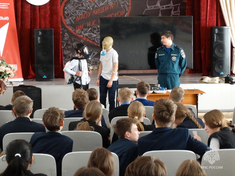 Урок мужества и профориентации: школьники узнали о профессии горноспасателя