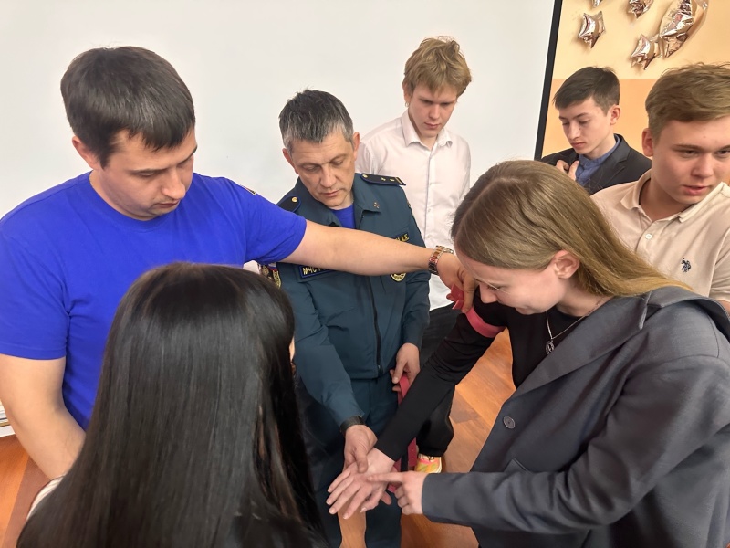 Специалисты ВГСО Прикамья провели мастер-классы по первой помощи для Березниковских гимназистов