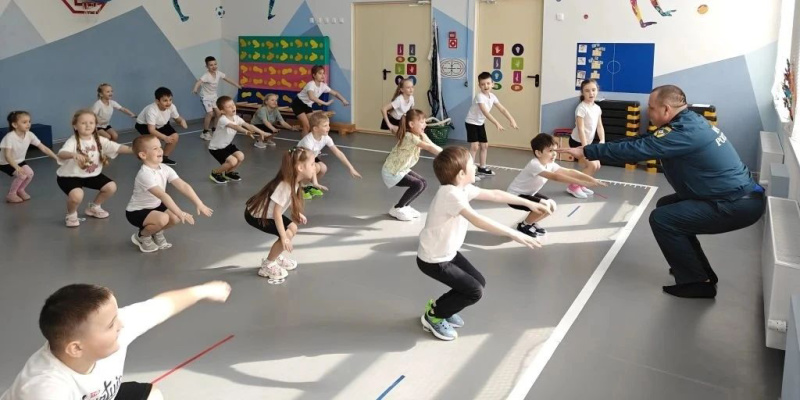 В гостях у «Семицветика»: горноспасатели познакомили дошколят с опасной, но важной профессией