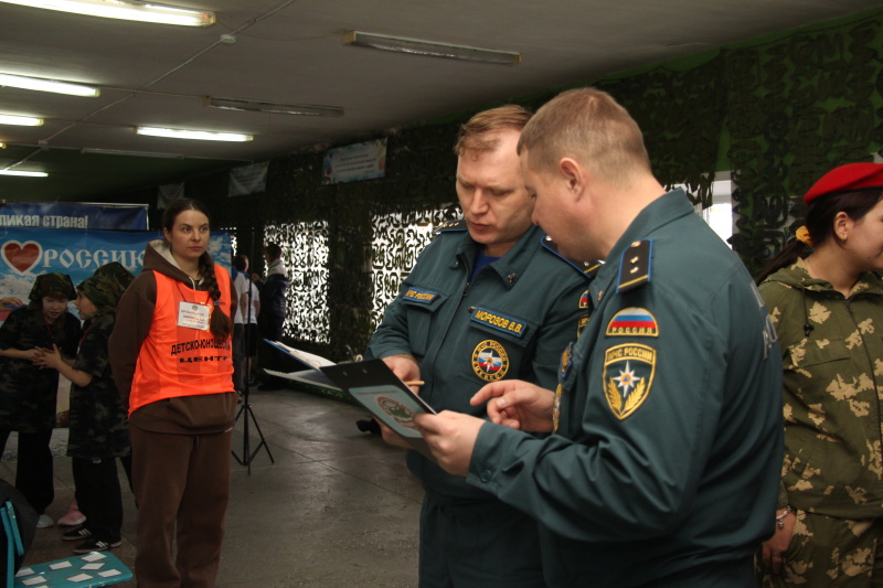 Сотрудники Новокузнецкого ВГСО приняли участие в судействе и обучении на игре «Зарница.2.0» в Междуреченске