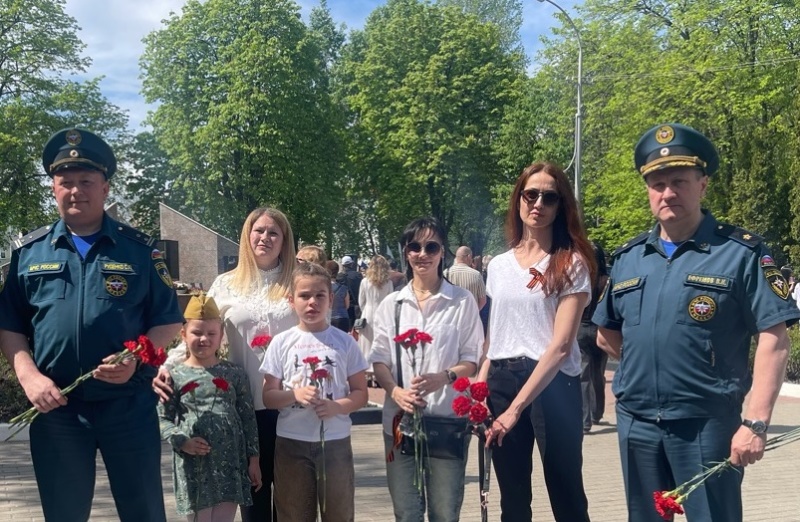 Возложение цветов у мемориала «Вечный огонь» в Губкине