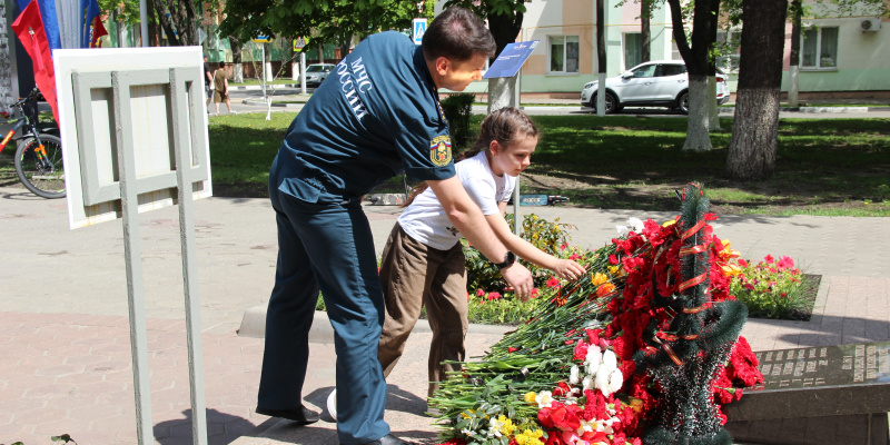 Возложение цветов у мемориала «Вечный огонь» в Губкине
