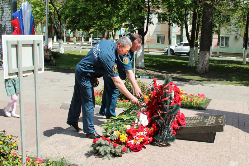 Возложение цветов у мемориала «Вечный огонь» в Губкине
