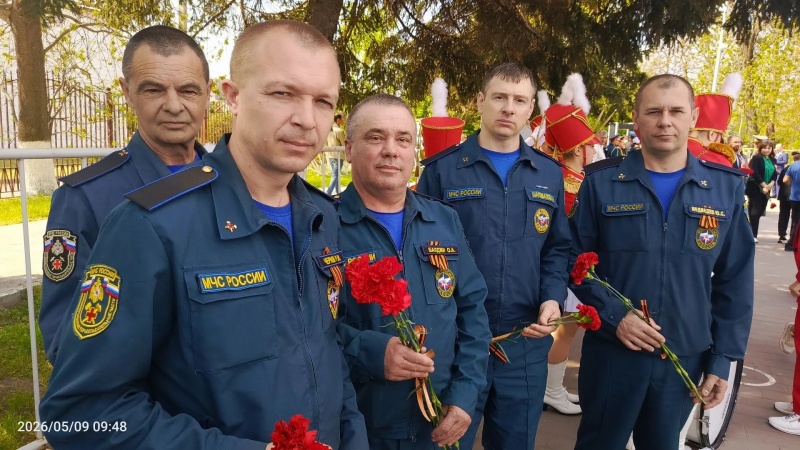 В Шахтах возложили цветы к братской могиле воинов Советской армии