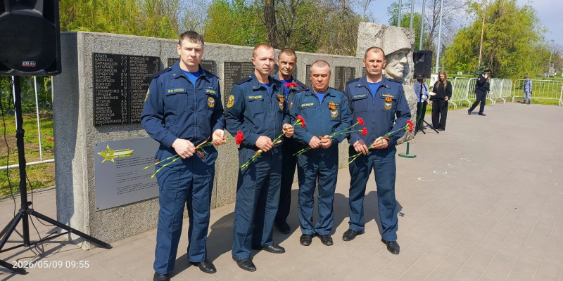 В Шахтах возложили цветы к братской могиле воинов Советской армии