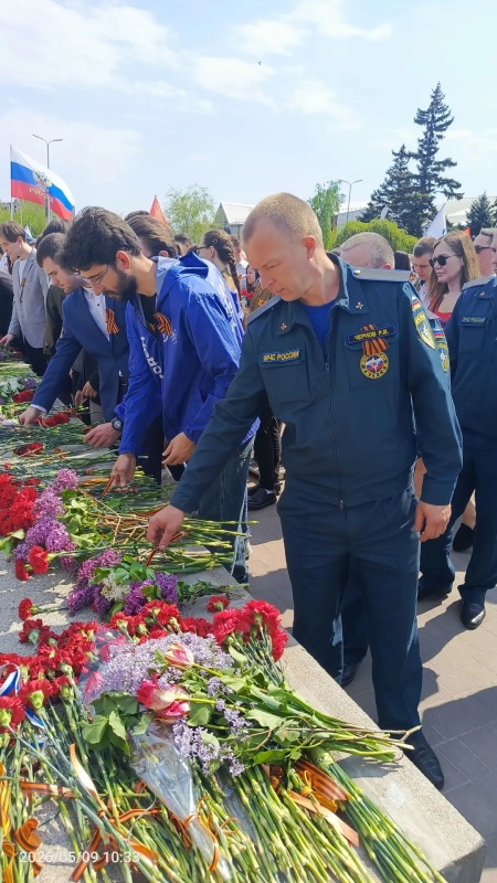 В Шахтах возложили цветы к братской могиле воинов Советской армии