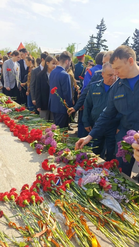 В Шахтах возложили цветы к братской могиле воинов Советской армии