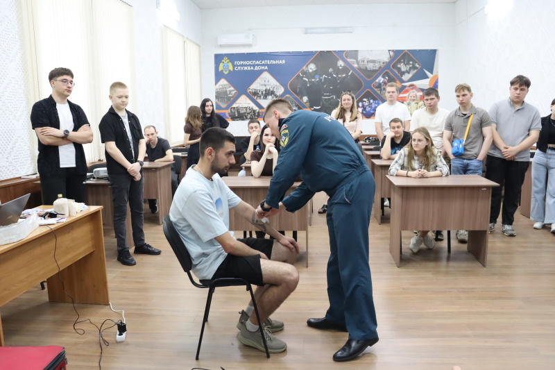 Студентам Шахтинского автодорожного института показали работу горноспасателей в рамках акции «Неделя без турникетов»