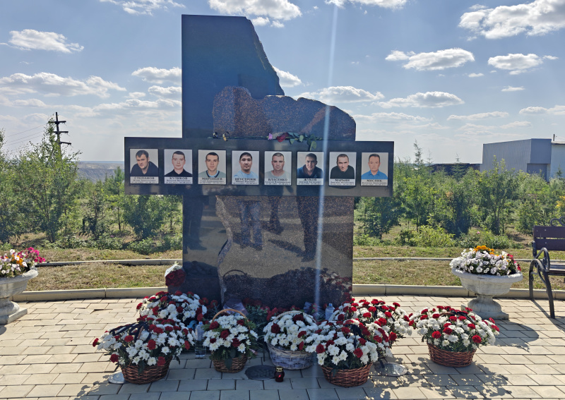 Память жива: сотрудники ВГСЧ почтили годовщину аварии на руднике «Мир»